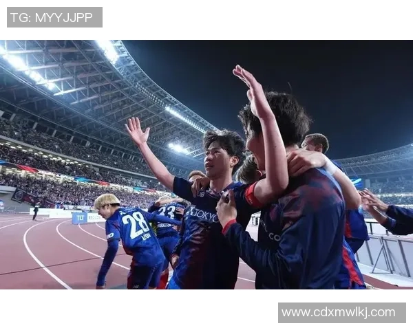 足球明星愤怒发声后将话筒扔掉引发媒体热议与球迷关注